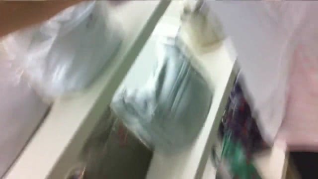 【店内】店員の胸チラかわいいブラシーン