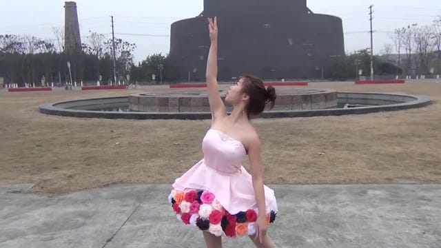 【ダンス】美少女のダンス中胸チラ瞬間