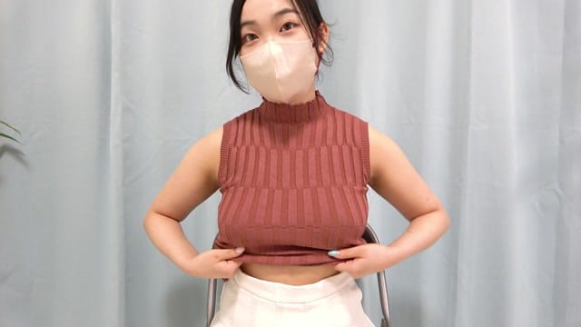 【検診】ノーブラ美女の胸チラ瞬間