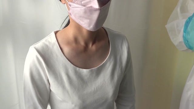 【ワクチン接種】美少女の胸チラ瞬間