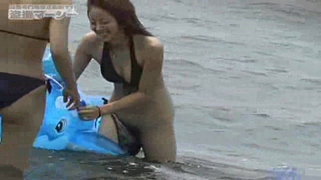 【ビーチ】美少女の水着ポロリシーン