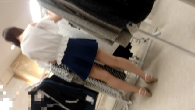 店員のセクシーパンチラがヤバい！野外誘惑