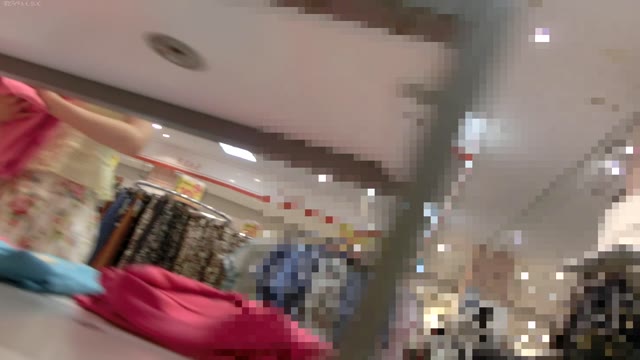 美人店員の巨乳パンチラが激ヤバ！