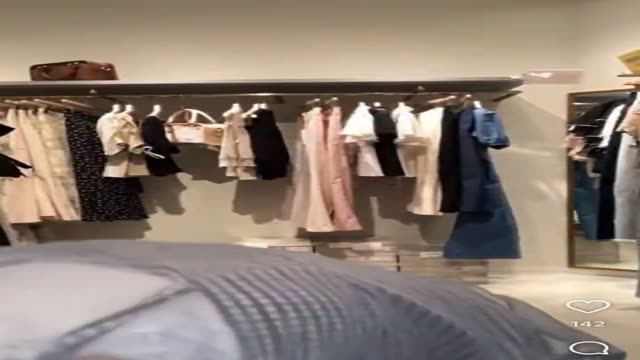 アパレル店員の胸チラが激エロ!