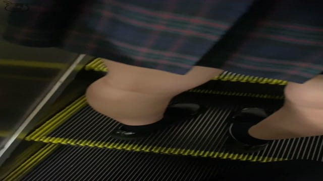 女子の電車内パンチラ誘惑がエロすぎ！