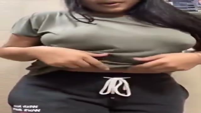 オッパイ見たさにめっちゃエロい胸チラ！