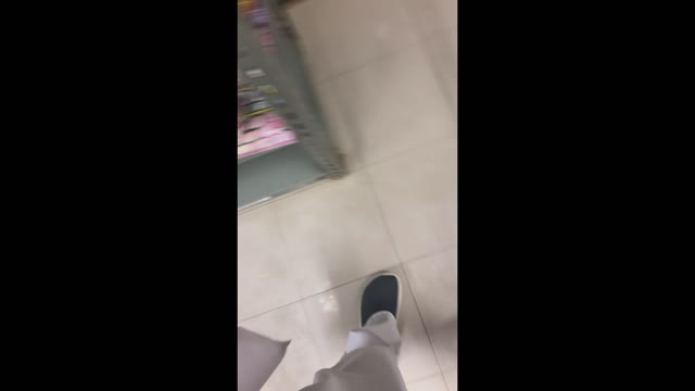 逆さ撮り　薬局バイト　黒パンスト越しの白レース