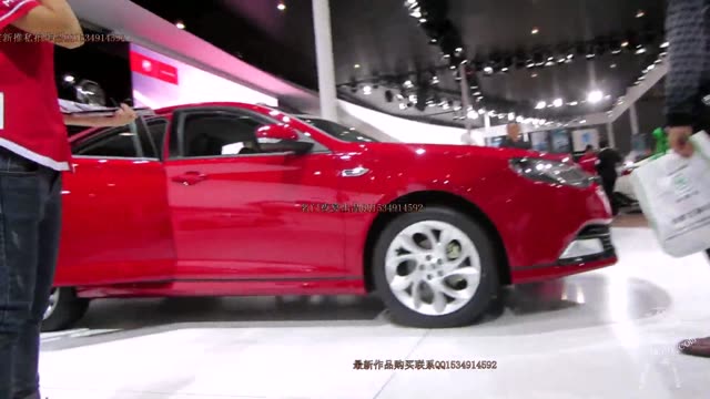 自動車展参与者 – 逆さ 二人 前編