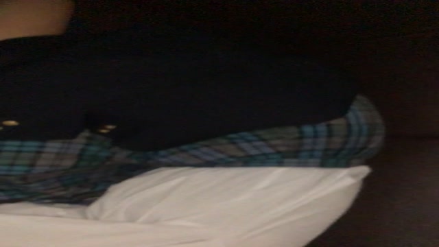 【カラオケ】歌い疲れて居眠りしたJK2人のスカートの中を店員が撮影！これは役得すぎるｗＪＫのピチピチパンティが最高にまぶしいぜｗ