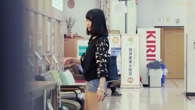 【店内】家具屋さんの椅子に座ったりお買い物中のミニスカ女子！そもそも平行でパンティ見えてますけど？ｗｗｗ