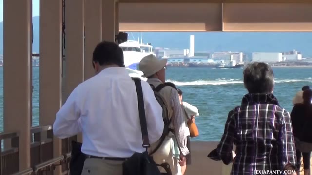 【露出】変態カップルが旅行中の船で露出撮影ｗｗ海の上で解放感があるのか大胆だなぁｗｗ