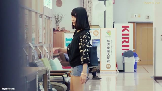 【ニ〇リ】椅子の座り心地を確かめたりするワカメちゃんばりの短いスカートから見えるパンチラｗこれはさすがに・・・ｗ