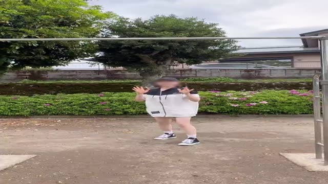 【カップル】鉄棒にぶら下がる動画を撮影するカップル！ぶら下がるときに出る声がエロすぎるんだがｗｗ