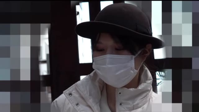 【バスガイド】真面目に働く若い女を逆さ撮り！顔に似合わず水色の食い込み透けパンがくっそエロいｗｗｗ