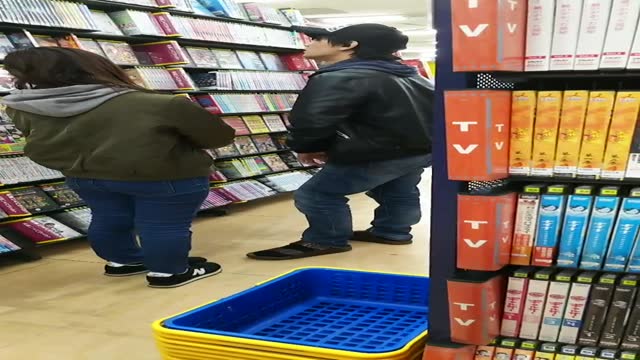 【レンタルビデオ屋】カップルでDVDを探す若いお姉さんの腰パンチラ！