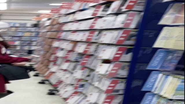 【レンタルビデオ】仕事帰りのOLさんを棚の逆側から座りPチラ！下からの△の美しさたるや完勃起ｗ